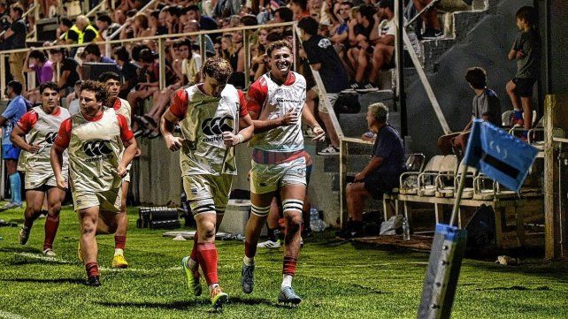 Felipe Villagrán, a la derecha, fue suplente en Dogos. Felipe Villagrán, a la derecha, fue suplente en Dogos.