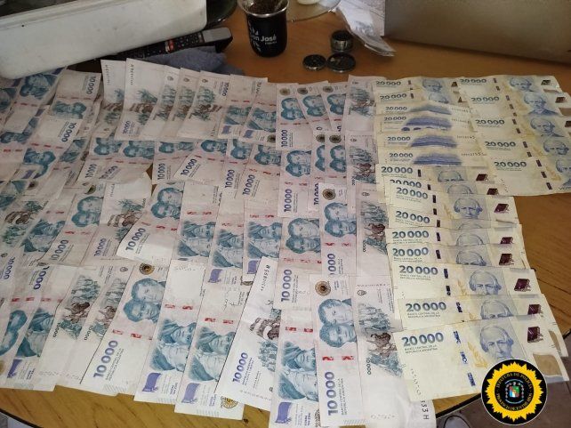 El dinero secuestrado en el operativo. El dinero secuestrado en el operativo.