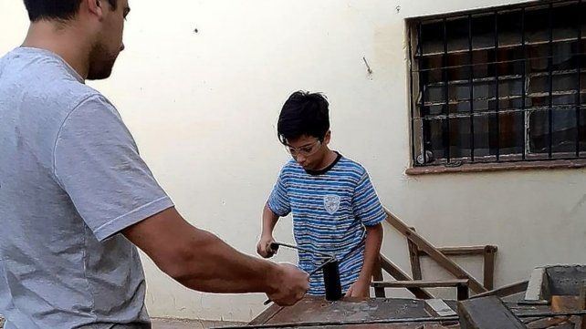 Con 12 años, diseñó arbolitos de Navidad para vender y comprarse un celular