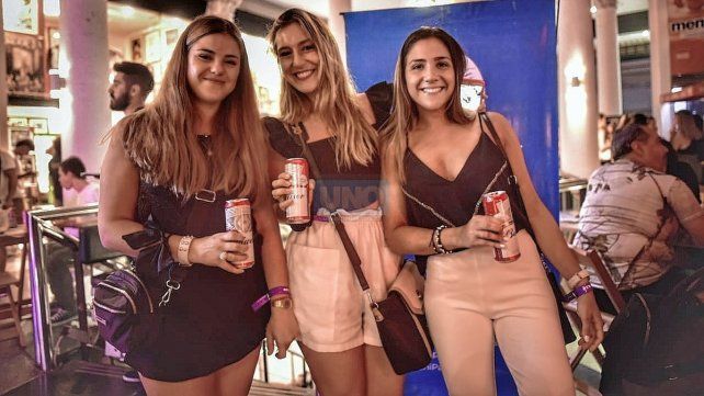 Las chicas de hockey sobre césped también fueron parte de la presentación.