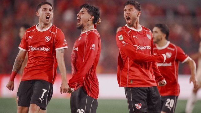 Independiente goleó 3-0 a Platense y ganó tras 15 partidos sin festejos Independiente goleó 3-0 a Platense y ganó tras 15 partidos sin festejos