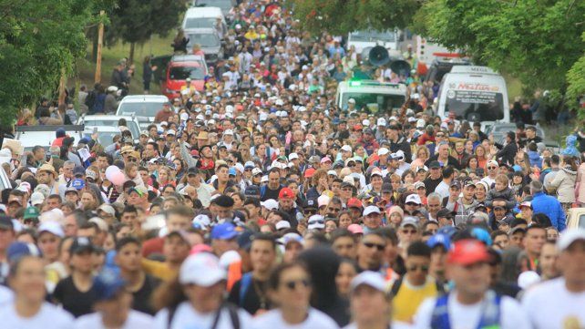 Cientos de fieles partirán a las 17 en ls peregrinación Hasenkamp-Paraná y caminarán unos 90 kilómetros a lo largo de más de 24 horas, movidos por la esperanza Cientos de fieles partirán a las 17 en ls peregrinación Hasenkamp-Paraná y caminarán unos 90 kilómetros a lo largo de más de 24 horas, movidos por la esperanza