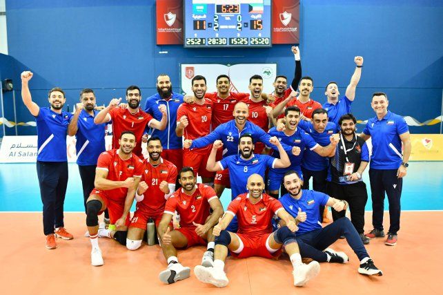 Julian Álvarez, junto al plantel de Kuwait. Julian Álvarez, junto al plantel de Kuwait.