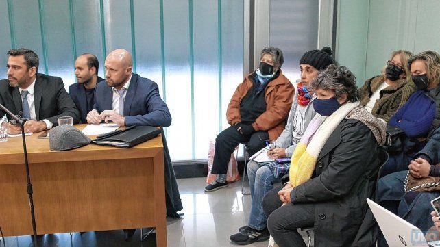 Un grupo de personas escrachó a matriculados del Colegio de la Abogacía tras una audiencia. (Juan Ignacio Pereira)