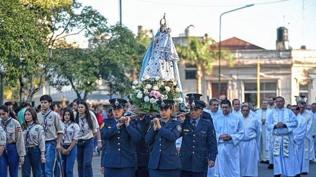 Patronal. Efectivos de la Policía de la provincia de Entre Ríos, encabezaron una procesión alrededor de la Plaza San Martín.