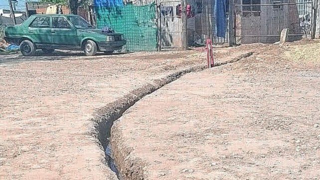 A metros, el desborde cloacal en la calzada motivó que se realice un desvío de los líquidos. Es al sureste de Paraná. El olor es insoportable.