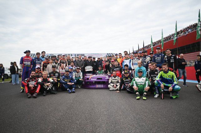 Los pilotos del Turismo Carretera recordaron al ídolo. Los pilotos del Turismo Carretera recordaron al ídolo.