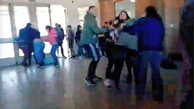 Las madres de las estudiantes se habrían peleado por una vieja rivalidad en el interior de la escuela de Concepción del Uruguay. Intervino la policía
