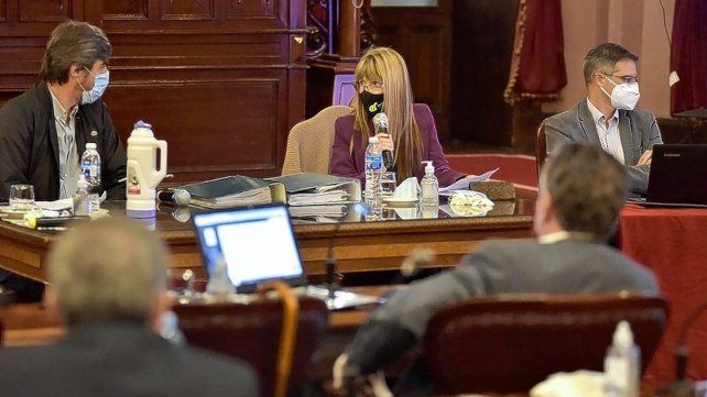 Velázquez acompañada del presidente de la Cámara baja, Ángel Giano, y el director de Epidemiología, Diego Garcilazo, durante la interpelación.