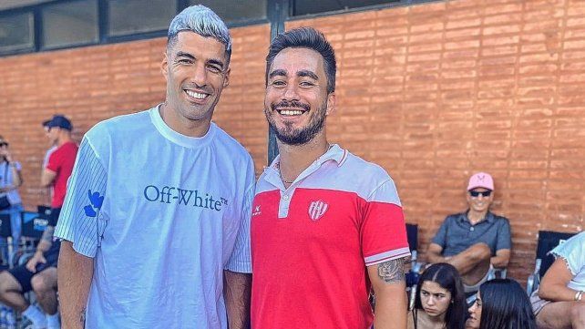 Fabián se dio el lujo de sacarse una foto con Luis Suárez, crack uruguayo. Fabián se dio el lujo de sacarse una foto con Luis Suárez, crack uruguayo.