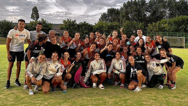 La cerritense Angelina Hillairet forma parte del plantel de Las Vikingas, el equipo femenino de hockey sobre césped del Club Atlético River Plate. La cerritense Angelina Hillairet forma parte del plantel de Las Vikingas, el equipo femenino de hockey sobre césped del Club Atlético River Plate.
