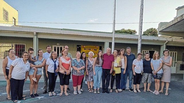 Comunidad. Vecinos, familiares, docentes y el padre Emanuel (de la parroquia Luján) estuvieron presentes en el acto.