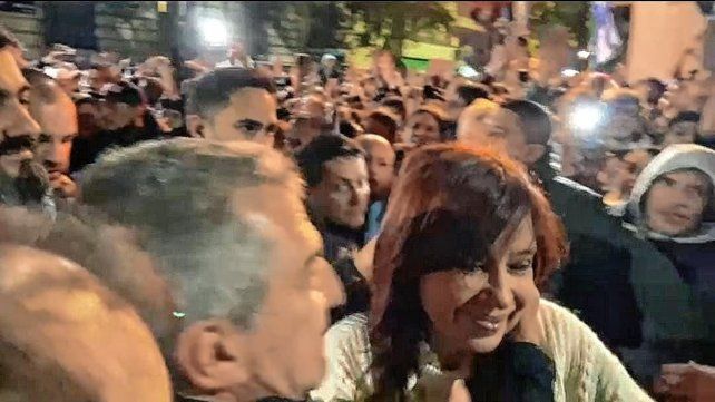 Sergio Urribarri saludó a Cristina Fernández en la masiva manifestación en Recoleta