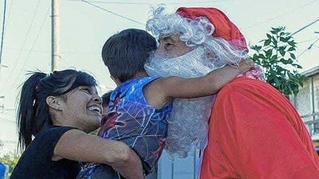 Don Julio le dio vida al Papá Noel de San Agustín, hasta que falleció en 2020. Ahora uno de sus hijos se pone el traje para continuar con esta tradición Don Julio le dio vida al Papá Noel de San Agustín, hasta que falleció en 2020. Ahora uno de sus hijos se pone el traje para continuar con esta tradición