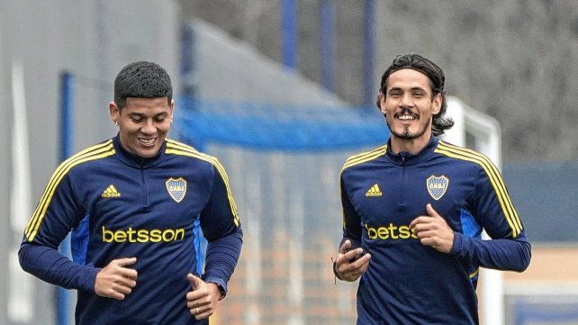 Cavani en el entrenamiento en Boca junto a Rojo. Cavani en el entrenamiento en Boca junto a Rojo.