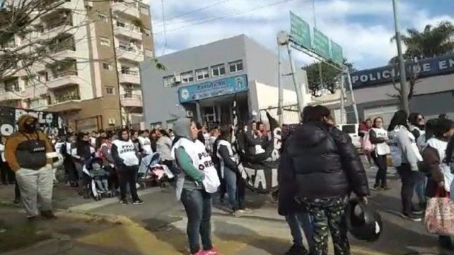 Organizaciones sociales y políticas marcharon en Paraná. Organizaciones sociales y políticas marcharon en Paraná.