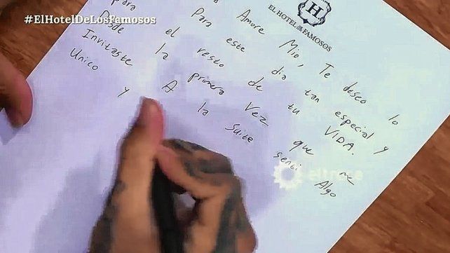 Con la ayuda de uno de sus compañeros de El hotel de los famosos, Alex Caniggia le escribió su primera carta de amor a Melody Luz, por un motivo especial