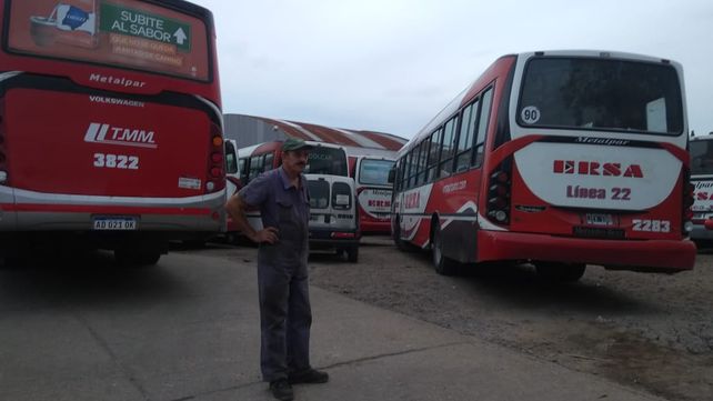 El mecánico entre los colectivos parados. El mecánico entre los colectivos parados.