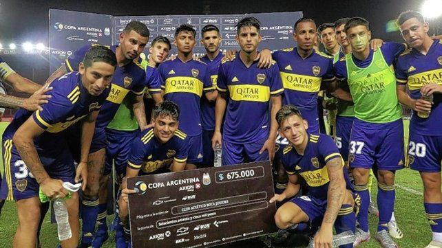 Luis Vázquez, junto a sus compañeros, celebrando el pase de Boca a los 16avos de final de la Copa Argentina.
