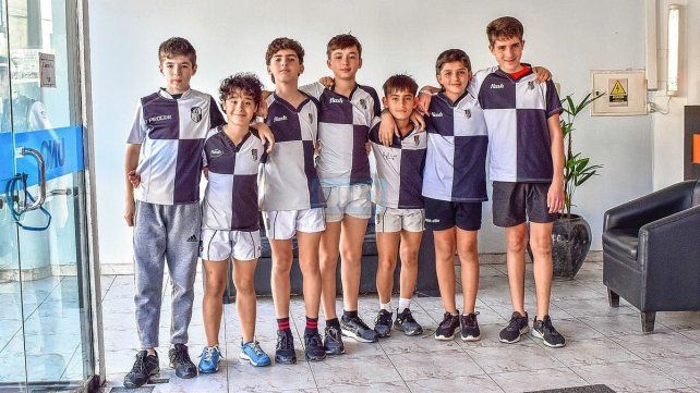 Jugadores de la M12 de Estudiantes, entre ellos Julián, uno de los hijos de Juan Cruz (primero a la derecha). Jugadores de la M12 de Estudiantes, entre ellos Julián, uno de los hijos de Juan Cruz (primero a la derecha).