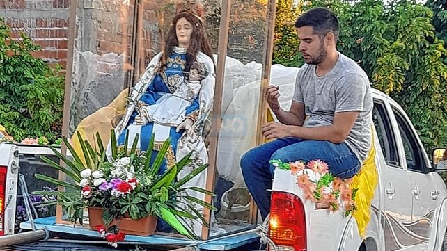 La imagen. De la Virgen que se encuentra sentada y con el niño Jesús en sus brazos fue traslada en una camioneta.