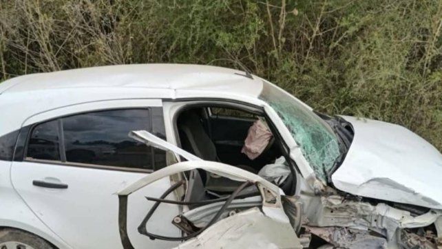 Diamante: un automóvil chocó contra un poste de alta tensión en avenida San Martín Diamante: un automóvil chocó contra un poste de alta tensión en avenida San Martín