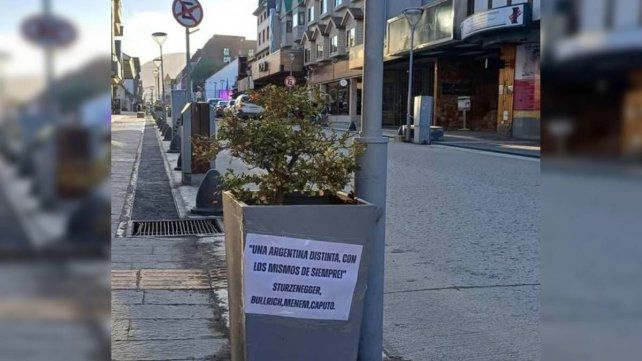Las calles de Ushuaia amanecieron con carteles en rechazo a la visita de Javier Milei Las calles de Ushuaia amanecieron con carteles en rechazo a la visita de Javier Milei