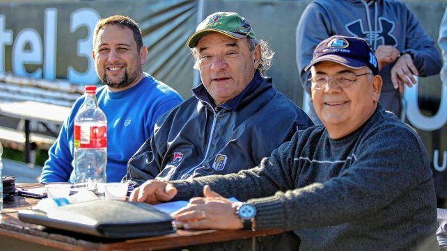 Lalo Tanger (en el medio) en la mesa de control de Estudiantes. Lalo Tanger (en el medio) en la mesa de control de Estudiantes.