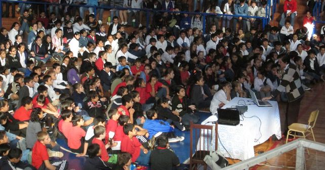 Charlas. Desde sus orígenes, la institución trabaja junto a escuelas y organizaciones de la sociedad civil.