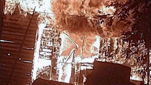 Las llamas dejaron sin vivienda a una familia. Las llamas dejaron sin vivienda a una familia.