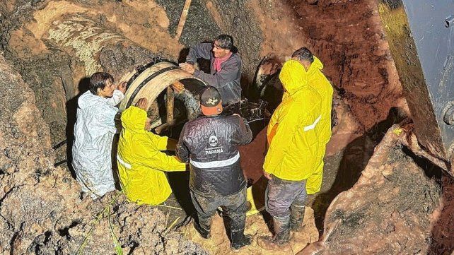 La Municipalidad de Paraná continúa trabajando en el caño roto. La Municipalidad de Paraná continúa trabajando en el caño roto.