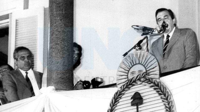 Raúl Alfonsín habla, Sergio Montiel escucha. Se cumplen 40 años del día que los argentinos volvieron a ejercer el derecho al voto. Raúl Alfonsín habla, Sergio Montiel escucha. Se cumplen 40 años del día que los argentinos volvieron a ejercer el derecho al voto.