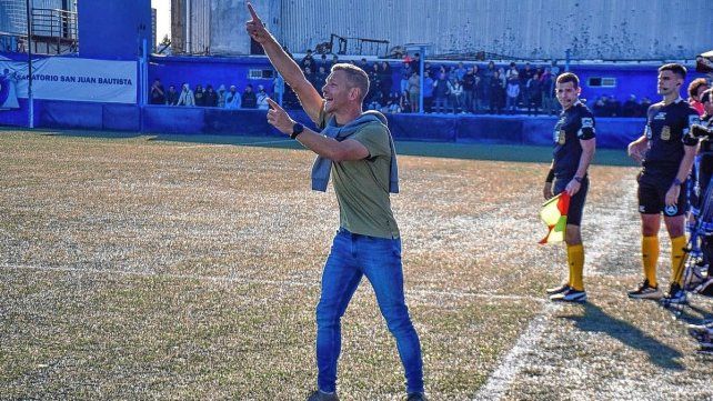 El ex-mediocampista de Patronato Nicolás Domingo dirige técnicamente a Temperley. El ex-mediocampista de Patronato Nicolás Domingo dirige técnicamente a Temperley.
