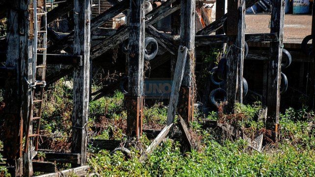 El deterioro de lo que queda de los antiguos muelles constituyen una imagen característica de esta época.