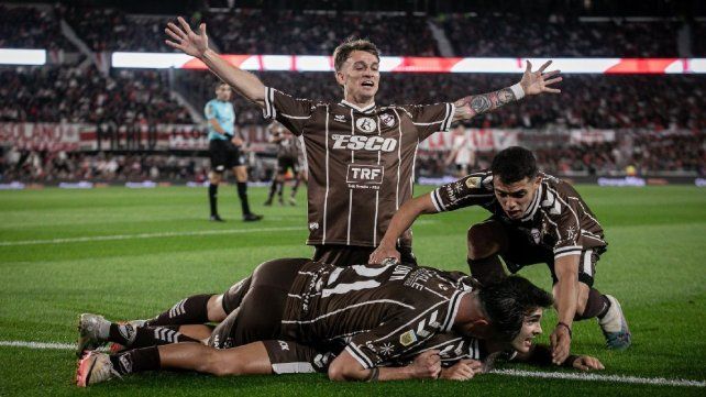 Platense derrota a River con gol del entrerriano Vicente Taborda