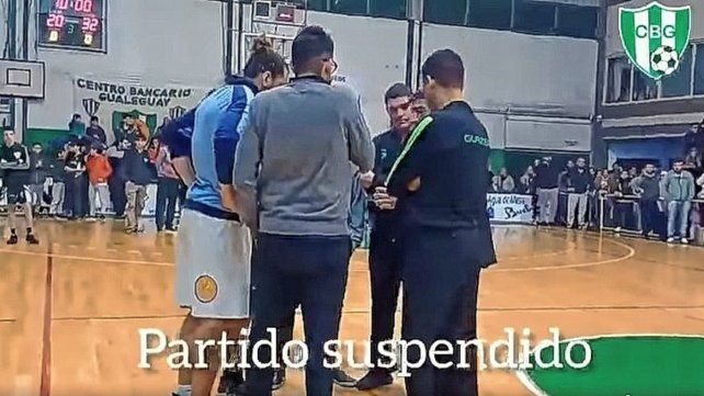 Básquet: Una persona tiró gas pimienta en pleno partido.