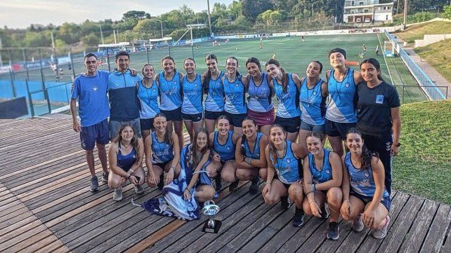 Rowing en el patio de su casa, con la copa en su poder. Rowing en el patio de su casa, con la copa en su poder.