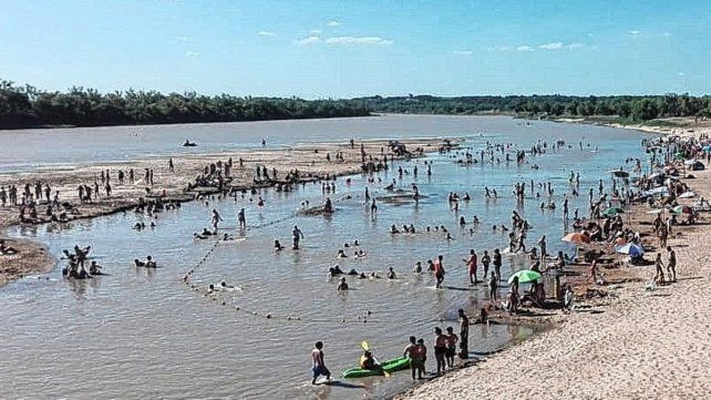 En Valle María se formó un banco de arena que se disfruta.