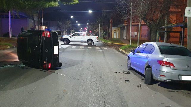 Ocurrió en calle Brown de Paraná este domingo. El conductor de un auto Chevrolet colisionó de atrás un vehículo de la Secretaría de Trabajo de la Provincia