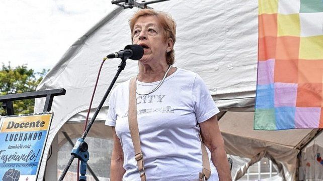 Clelia Lavini, dirigente histórica de Agmer, habló en el acto de cierre de la carpa blanca.