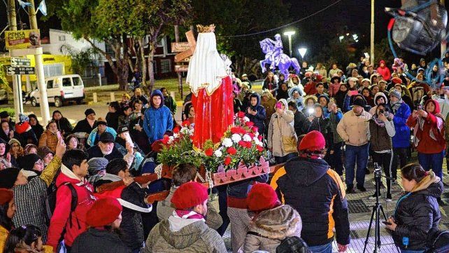 Vigilia. A la medianoche la imagen de Santa Elena salió del templo parroquial y procesionó junto a los fieles que aguardaban en el atrio.