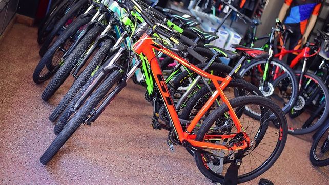 Ante los costos de los combustibles, muchos optan por usar la bicicleta Ante los costos de los combustibles, muchos optan por usar la bicicleta