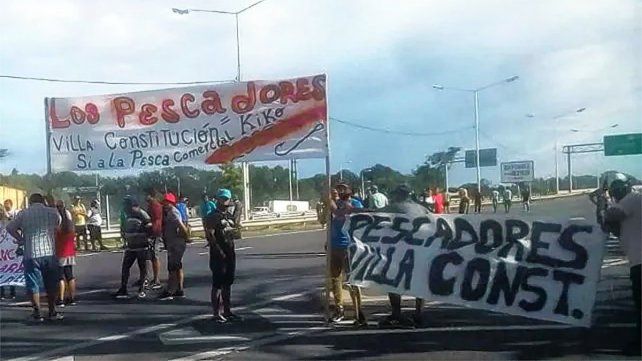 Tránsito cerrado en el puente Victoria Rosario por manifestación de pescadores