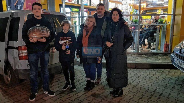Travesía. La familia de Ivana, este jueves escapó de la capital de Ucrania y se dirigió hacia el oeste del país.