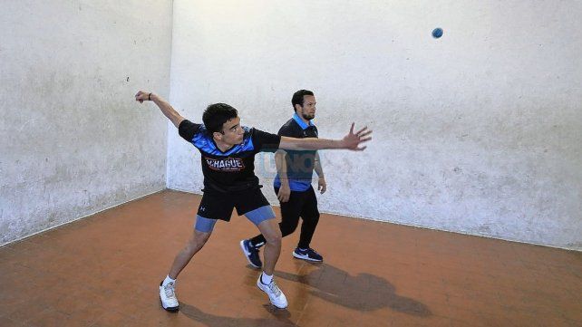 Santiago Arraigada en acción, en el frontón del AEC. 
