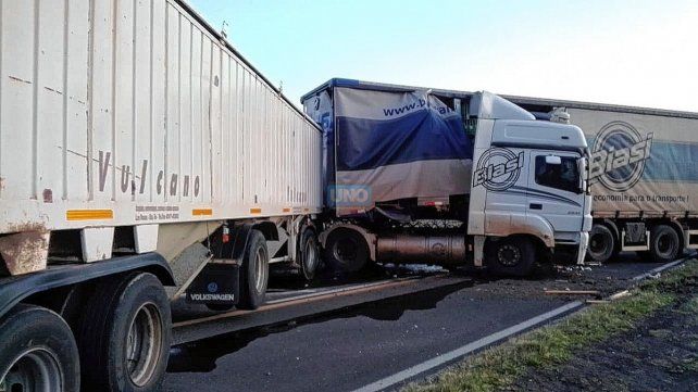 Uno de los camioneros debió ser derivado de urgencia al Hospital de Cerrito. El tránsito está cortado en Ruta 12. Está cortado el tránsito.
