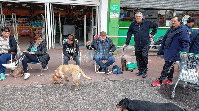 Se encadenó Ruberto. El dirigente forma parte de la protesta en el Vea.