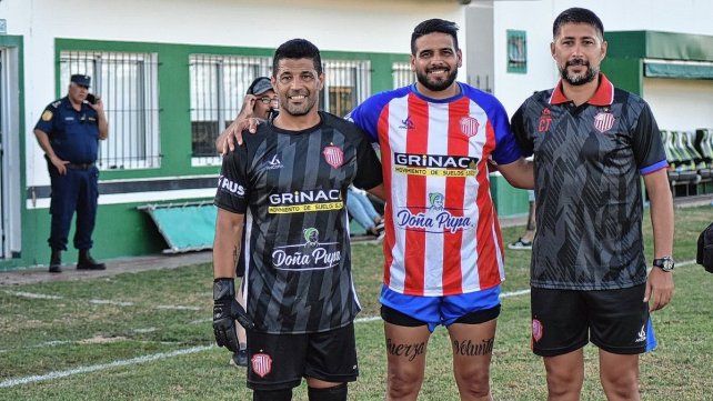 Diego Jara junto a sus compañeros en el campo de juego del estadio de Achirense. Diego Jara junto a sus compañeros en el campo de juego del estadio de Achirense.
