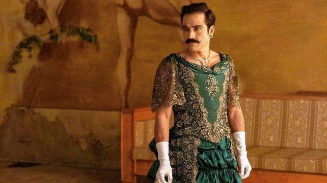 "El baile de los 41" pone el foco en un hecho real que ocurrió en México y puso a la homosexualidad en primera plana