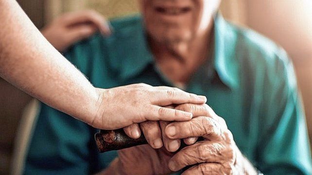 La población de adultos mayores forman parte de la demanda de cuidadores domiciliarios La población de adultos mayores forman parte de la demanda de cuidadores domiciliarios